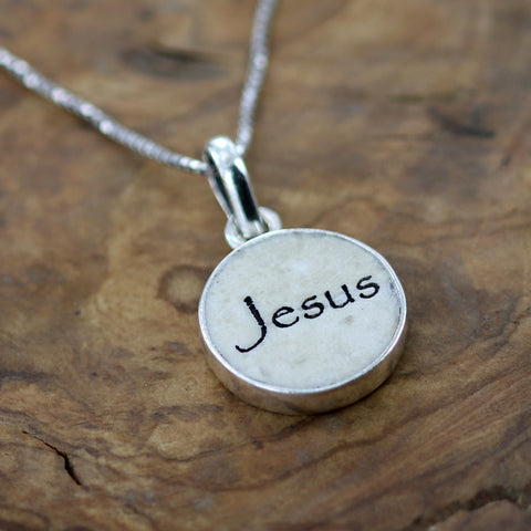 Anhänger mit dem Namen „Jesus“ auf Jerusalem-Stein