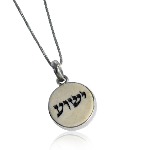 Anhänger mit dem Namen Jesus in hebräisch auf Jerusalem-Stein