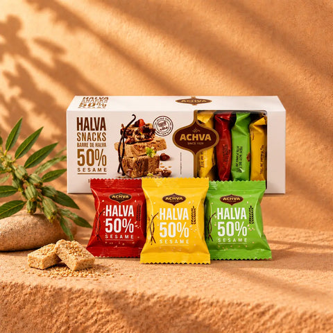 Halva Geschenkbox mit 12 Riegeln in 3 Sorten auf Sandstein, dekoriert mit Pflanzen