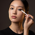 Maybelline Masterdrama Lightliner Kajalstift in Weiß, Model trägt ihn am unteren Augenrand auf
