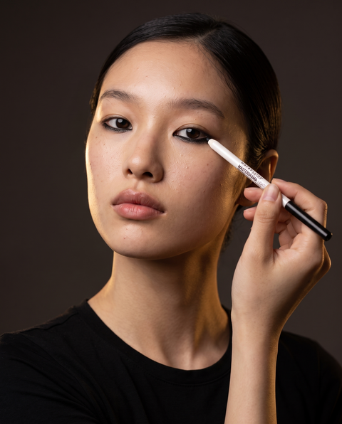 Maybelline Masterdrama Lightliner Kajalstift in Weiß, Model trägt ihn am unteren Augenrand auf