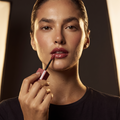 Maybelline Superstay Vinyl Ink Flüssiger Lippenstift, Model trägt glänzendes Rosenholz-Finish auf den Lippen