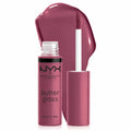 NYX Butter Gloss Lipgloss Cranberry Pie in tiefem Mauve-Lila mit Applikator und Farbtupfer, Pack-Shot