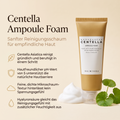 SKIN1004 Centella Ampoule Foam mit cremigem Schaum und Centella-Blättern, daneben Vorteile-Grafik zu pH-Wert und Textur